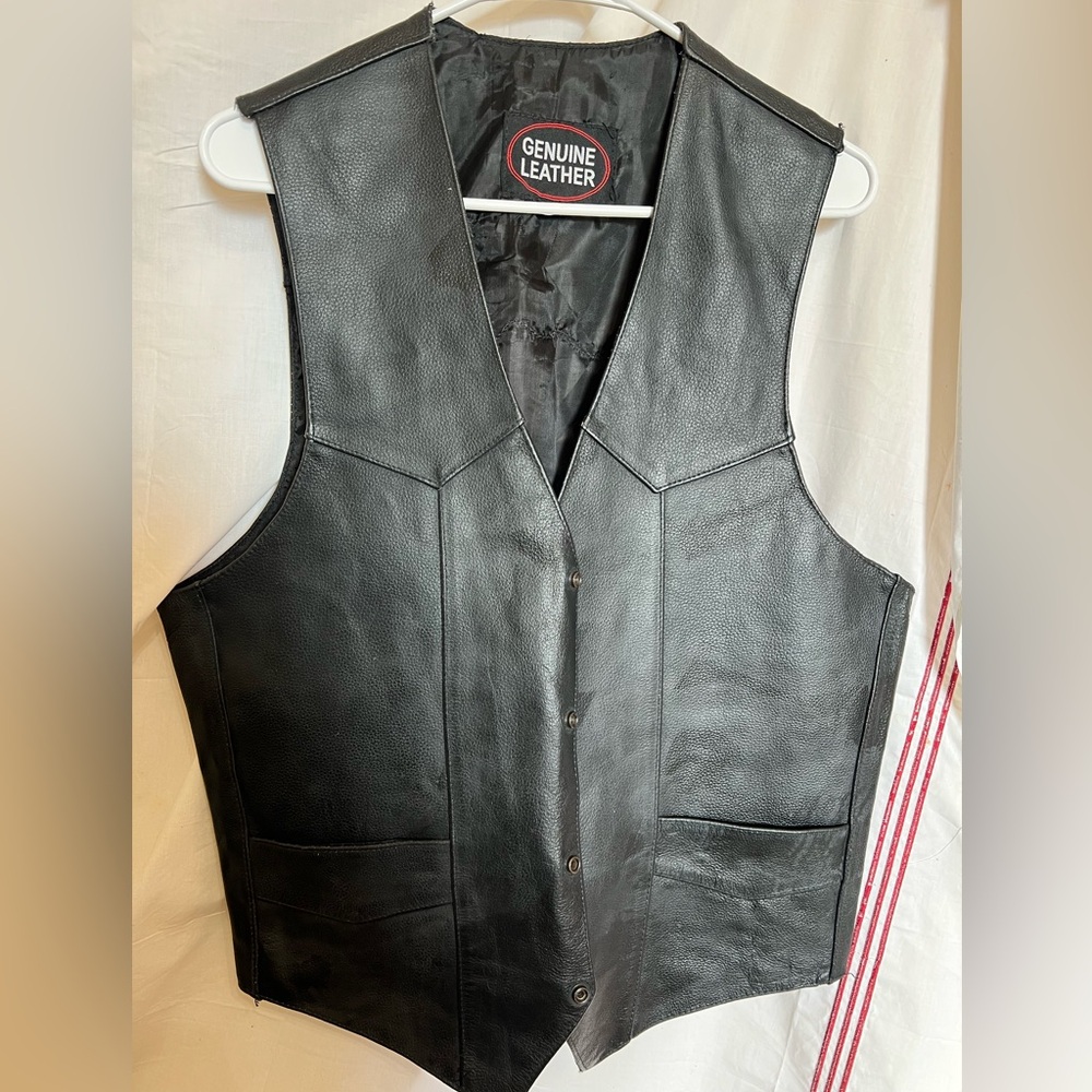 Full leather Vest 
Two front pockets 
One inner 
Excellent condition 
Unworn